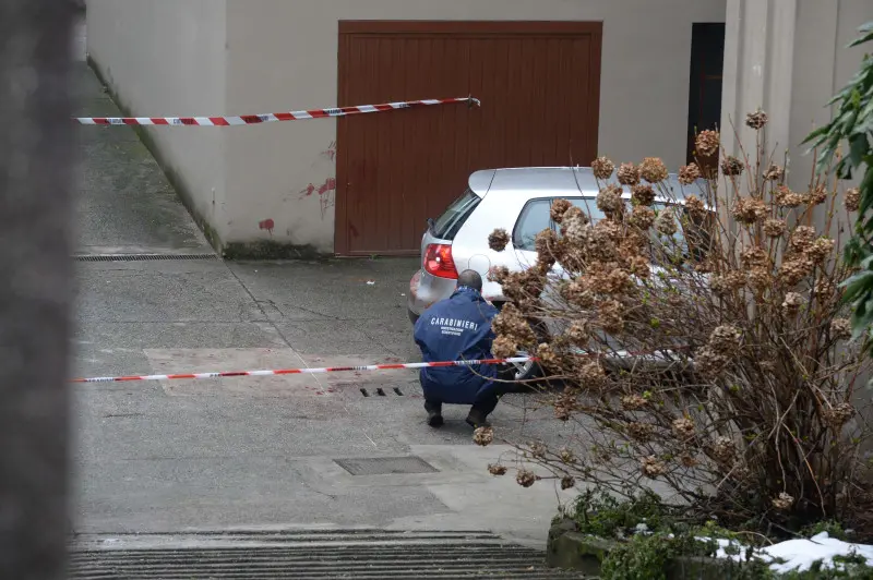 I Carabinieri in via Monte Suello sul luogo del rinvenimento