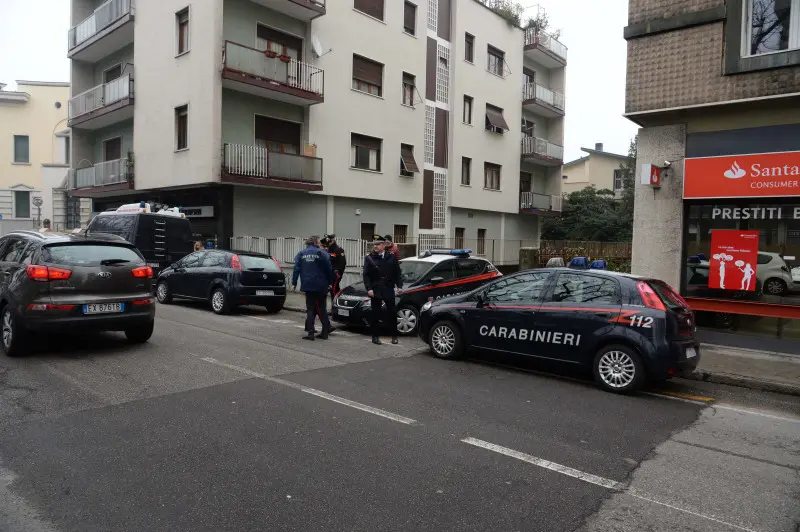 I Carabinieri in via Monte Suello sul luogo del rinvenimento