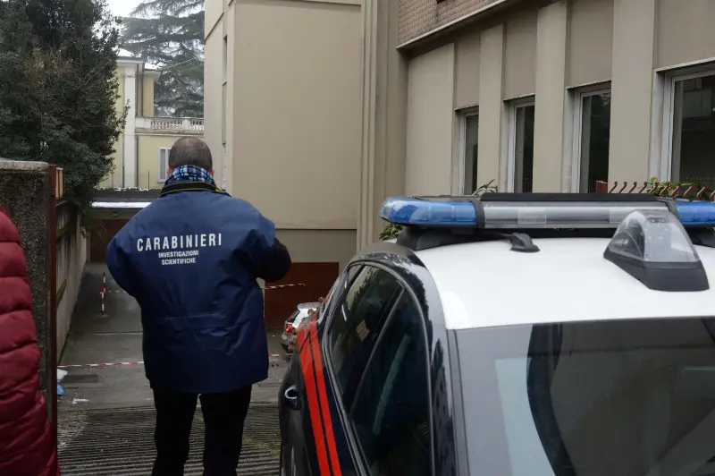 I Carabinieri in via Monte Suello sul luogo del rinvenimento