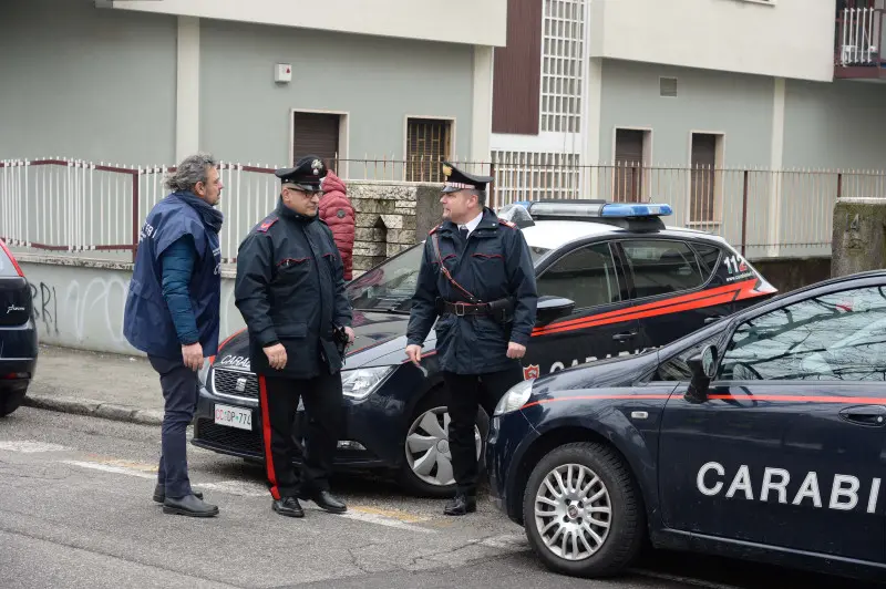 I Carabinieri in via Monte Suello sul luogo del rinvenimento