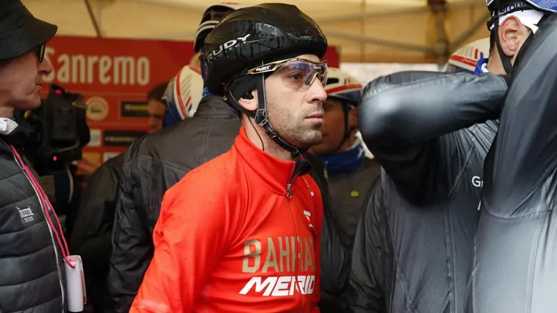 Vincenzo Nibali alla partenza della Milano-Sanremo - Foto Ansa/Luca Bettini