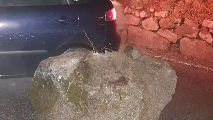 Pietra scuola. Il masso di circa mezzo metro cubo finito sulla strada