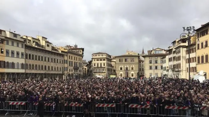 Piazza Santa Croce a Firenze gremita di persone per salutare Davide Astori -