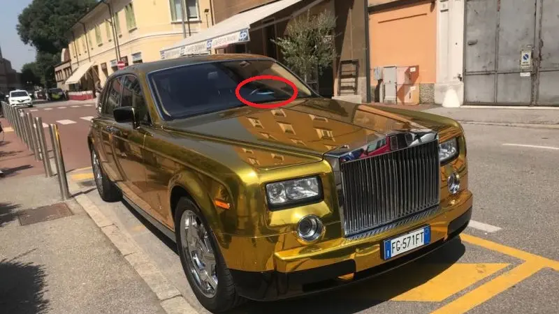 La Rolls Royce sull'area di sosta per disabili davanti al Palagiustizia