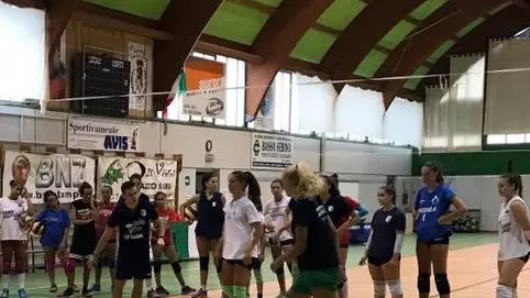 Alcune ragazze delle giovanili di volley nel palasport