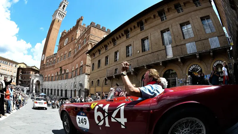 La Mille Miglia fa il suo ingresso a Siena