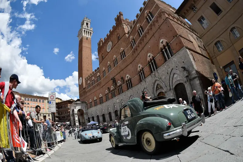 La Mille Miglia fa il suo ingresso a Siena