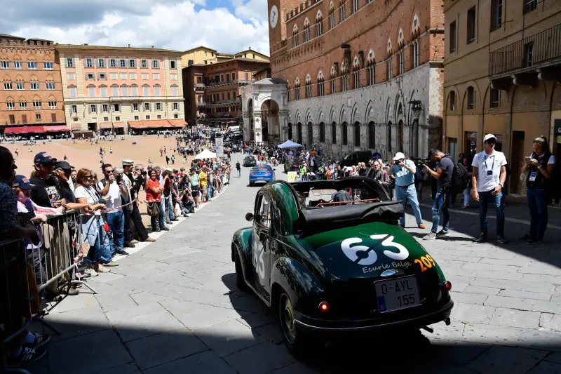 La Mille Miglia fa il suo ingresso a Siena