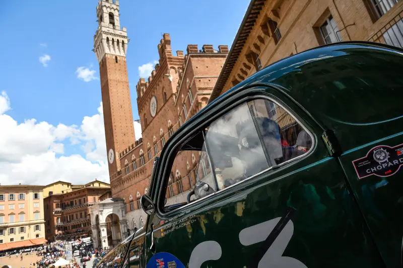 La Mille Miglia fa il suo ingresso a Siena