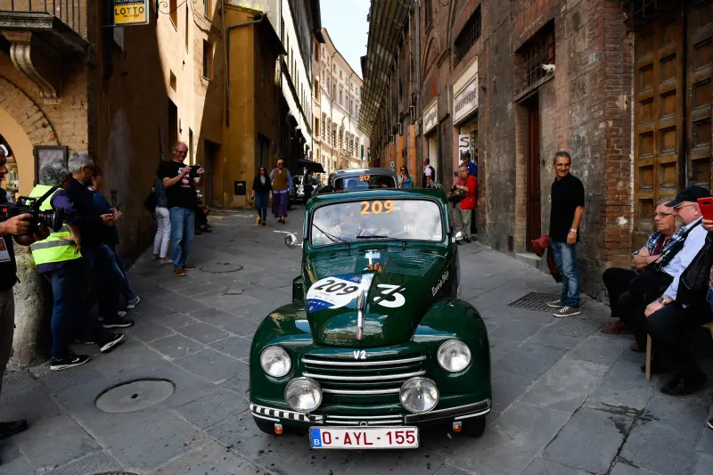 La Mille Miglia fa il suo ingresso a Siena