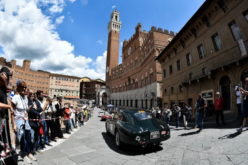 La Mille Miglia fa il suo ingresso a Siena