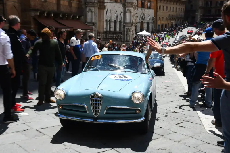 La Mille Miglia fa il suo ingresso a Siena