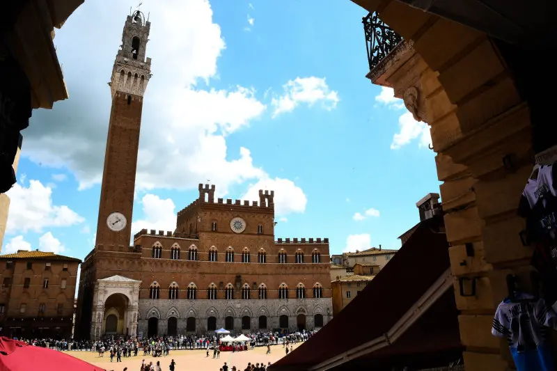 La Mille Miglia fa il suo ingresso a Siena