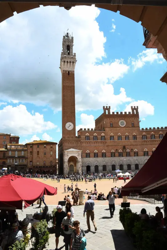 La Mille Miglia fa il suo ingresso a Siena