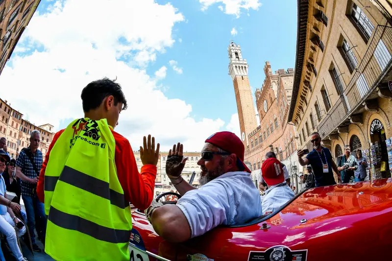 La Mille Miglia fa il suo ingresso a Siena