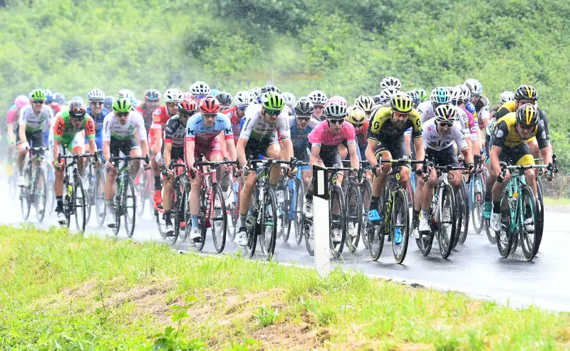 Giro d'Italia, l'arrivo a Iseo sotto la pioggia