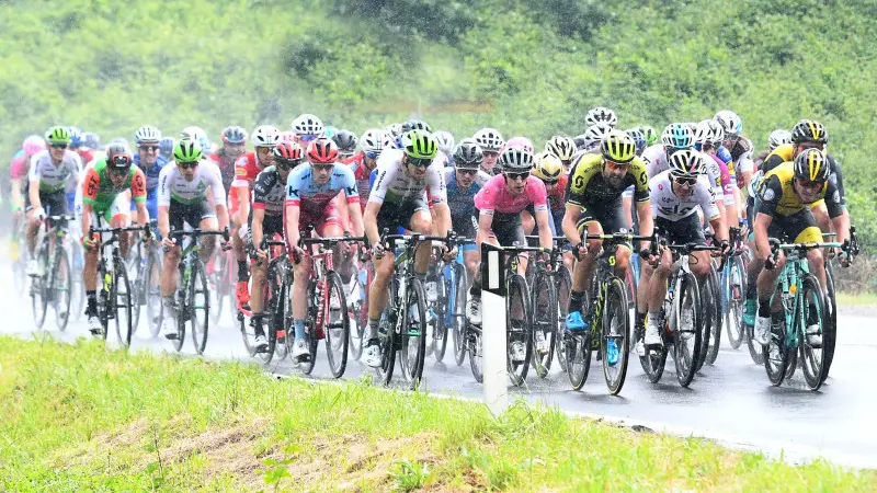 Giro d'Italia, l'arrivo a Iseo sotto la pioggia