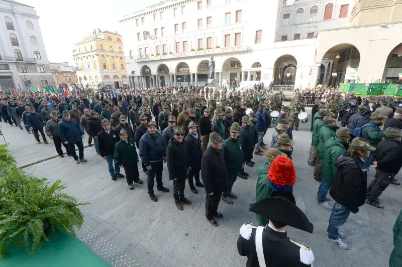 75° di Nikolajewka, folla di penne nere in piazza Vittoria