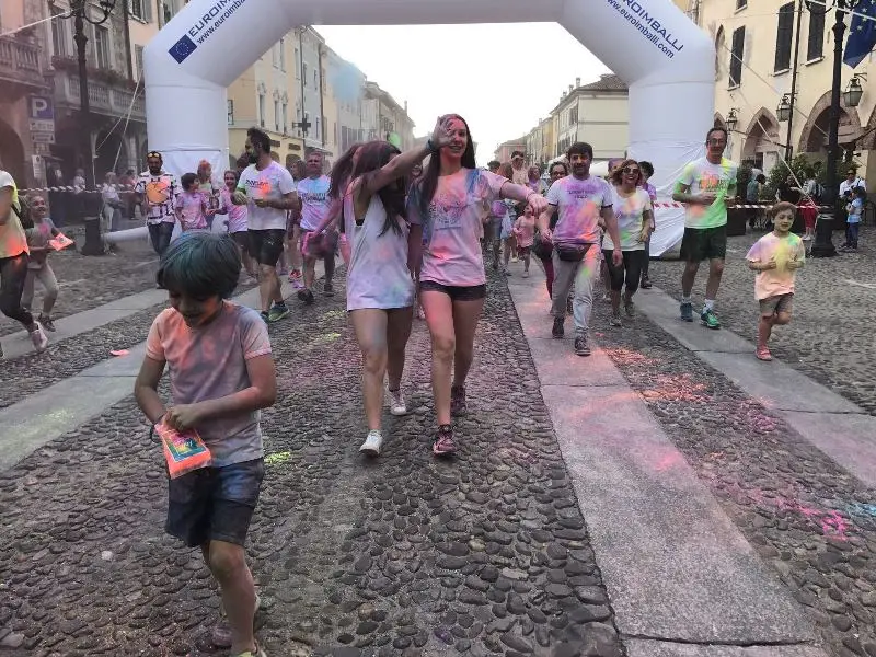 Color Run, in mille al via tra... mille colori