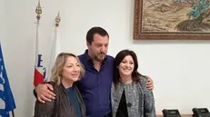 Paola Vilardi e Simona Bordonali con Matteo Salvini - © www.giornaledibrescia.it