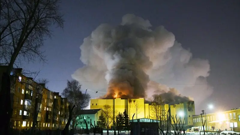 Strage al centro commerciale: 64 morti per il rogo