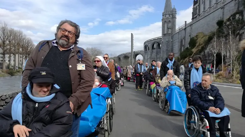 L'arrivo a Lourdes dei pellegrini