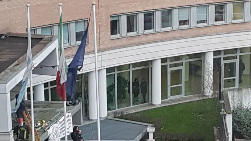 Tribunale protesta arrampicandosi sulla pensilina