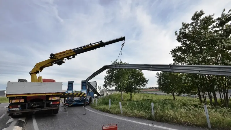 Tir sulla rotonda, via con il guardrail