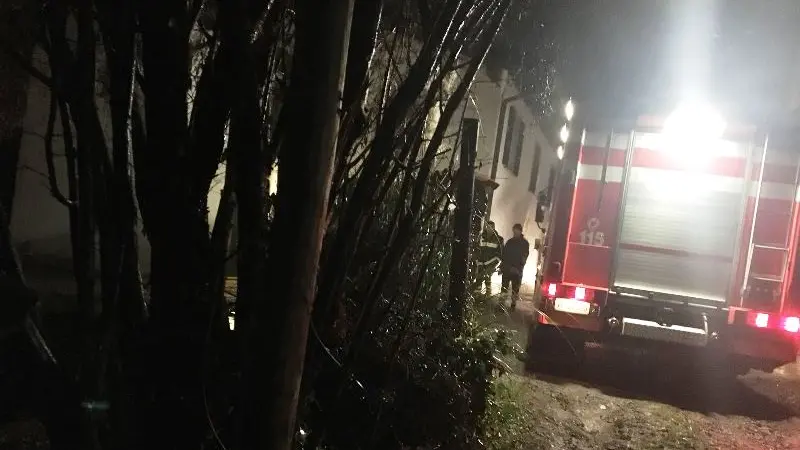 Incendio a Villa Pedergnano, in fiamme un cascinale