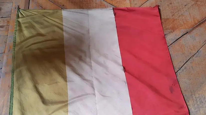 Il cimelio. L’antico tricolore senza stemma, forse di epoca garibaldina