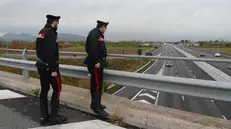 Carabinieri su un cavalcavia autostradale (archivio)