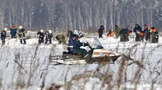 Ricerche tra i resti dell'aereo russo precipitato nel distretto di Mosca