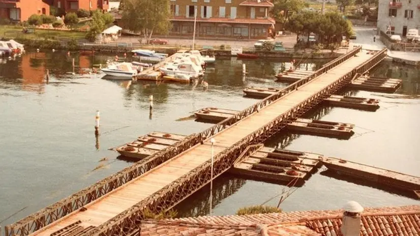 Il ponte «Bailey» realizzato in due settimane nel 1982 dai militari