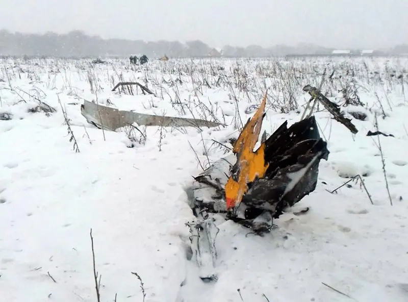 Ricerche tra i resti dell'aereo russo precipitato nel distretto di Mosca