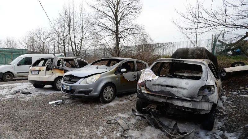 Campo nomadi di via Orzinuovi, le auto distrutte dal rogo