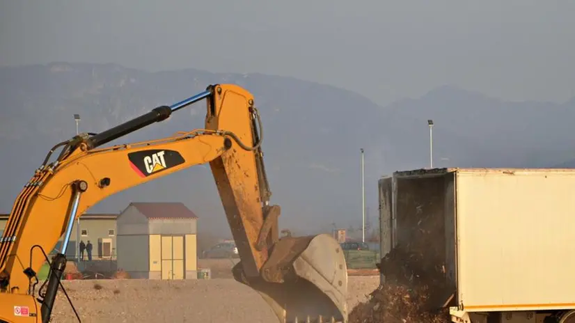 L’attività. Una ruspa in azione nell’area della  discarica Gedit