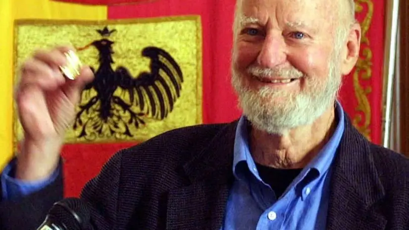 Indizi bresciani. Lawrence Ferlinghetti a Chiari, nel 2002. Da qui iniziò la sua ricerca sulle piste del papà Carlo