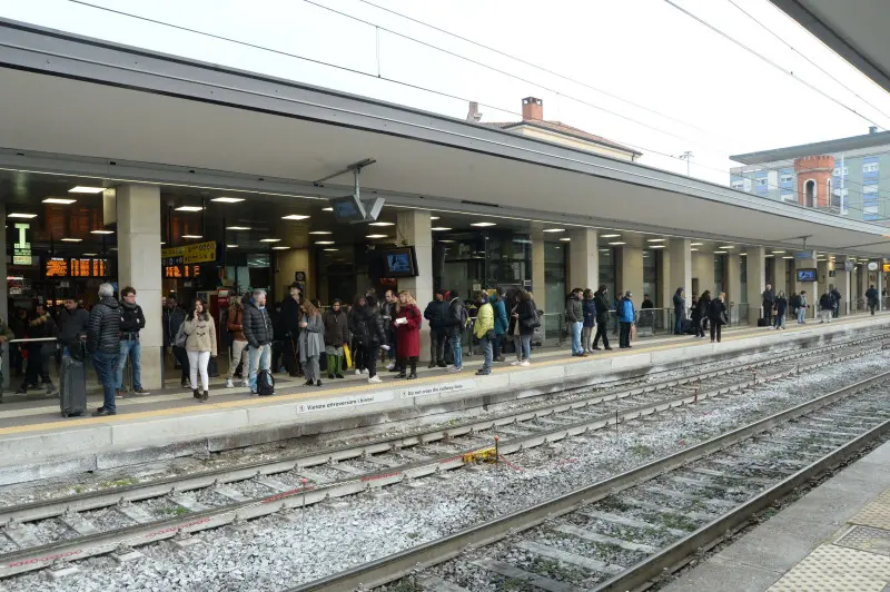 Pendolari nel caos alla stazione di Brescia