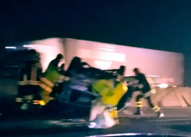 L'auto ribaltata in A4 tra Rovato e Ospitaletto