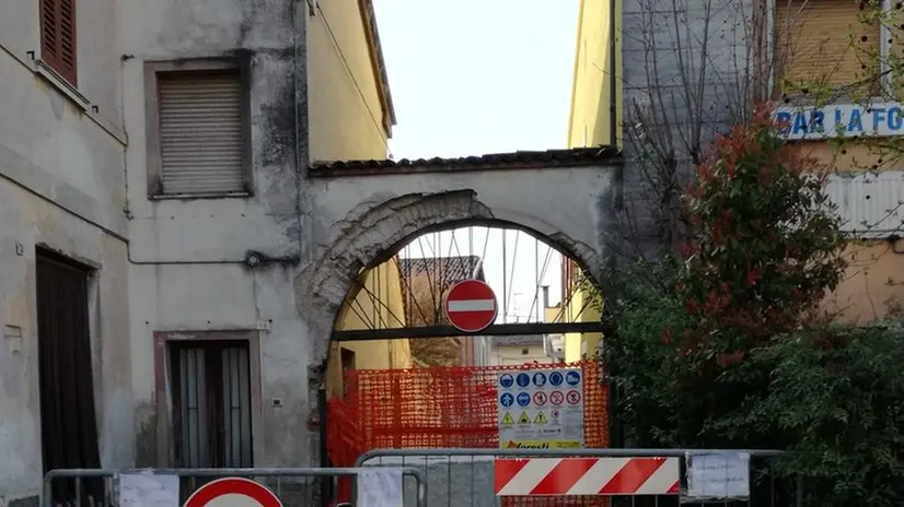 Strada chiusa. L’arco danneggiato dopo un urto con un mezzo