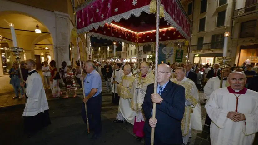 Corpus Domini, la processione con vescovo Luciano Monari in piazza Paolo VI dello scorso anno - Foto © www.giornaledibrescia.it