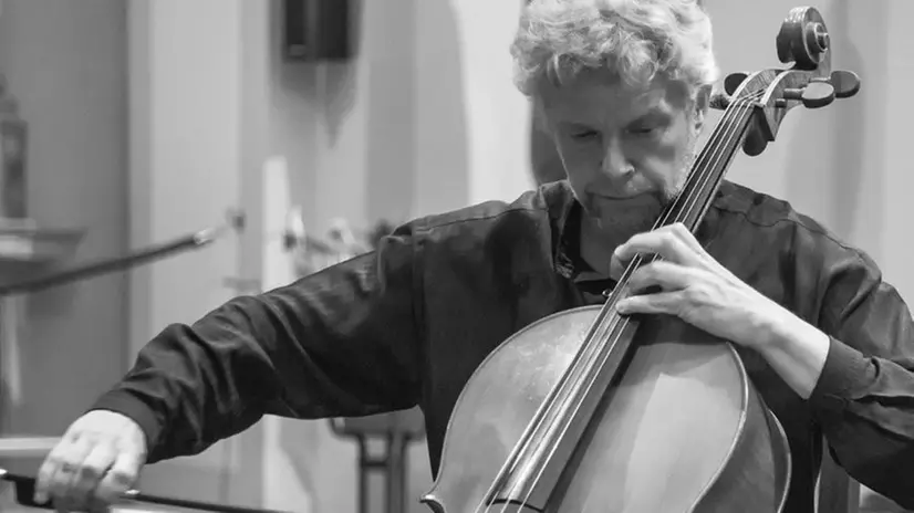 Al violoncello.  Frieder Berthold, musicista e direttore artistico della rassegna dell’Alto Garda