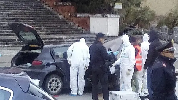 L'auto utilizzata durante la sparatoria a Macerata