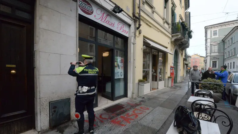 La scritta comparsa fuori dal bar