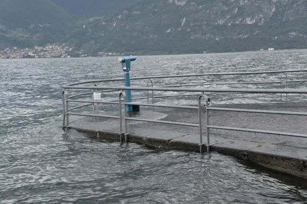 La pioggia gonfia il lago d'Iseo