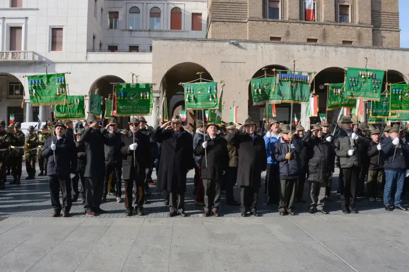75° di Nikolajewka, folla di penne nere in piazza Vittoria