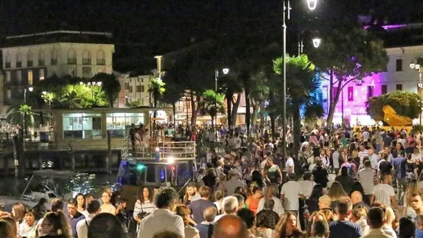 Folla sotto le stelle. Una Notte d’Incanto in riva al lago