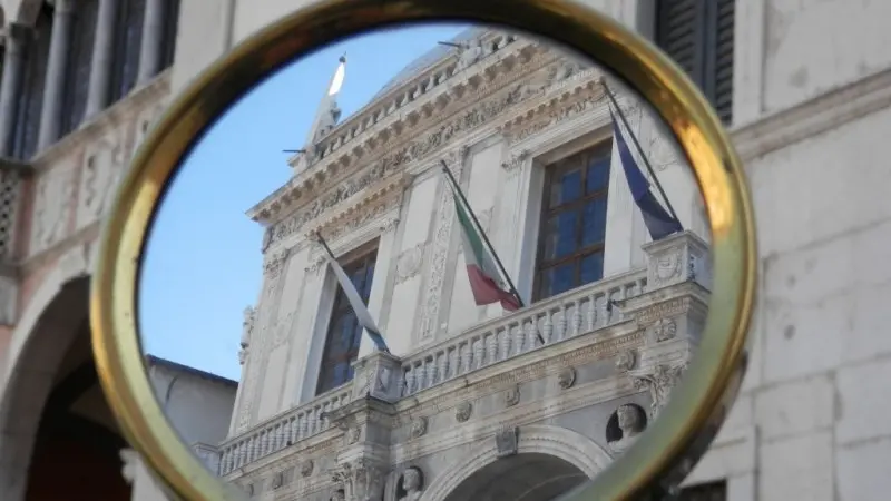 Lente di ingrandimento puntata sull'operato di Palazzo Loggia