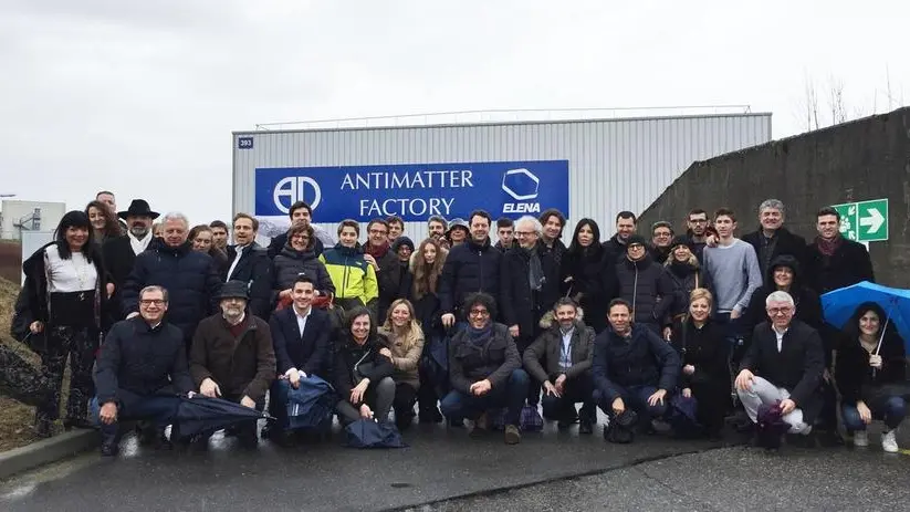 A Ginevra.  Il nutrito gruppo di rotariani e ospiti davanti al Cern