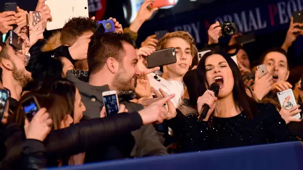 Laura Pausini a Sanremo si esibisce anche fuori dall'Ariston
